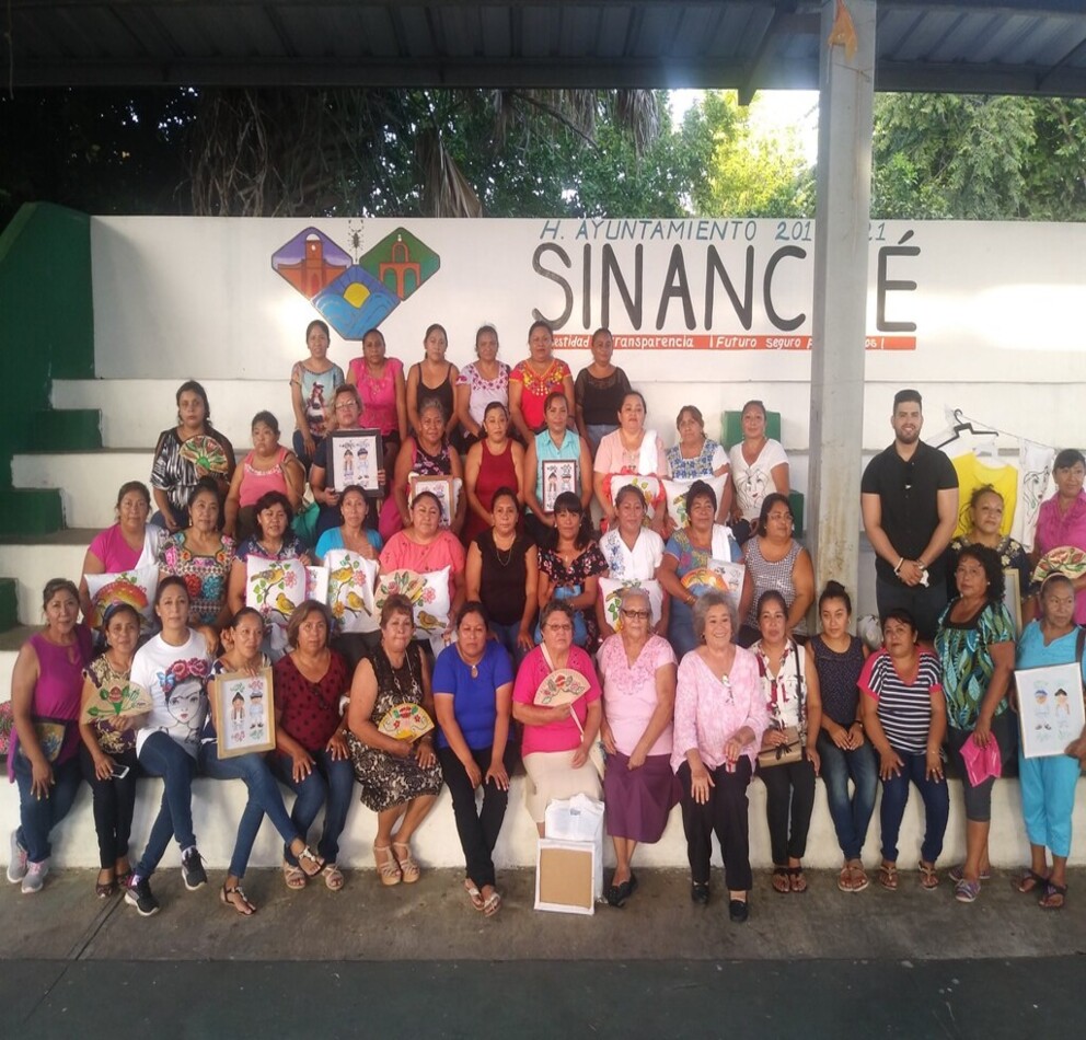 Integrantes de Ajal Lol A.C. en actividad comunitaria