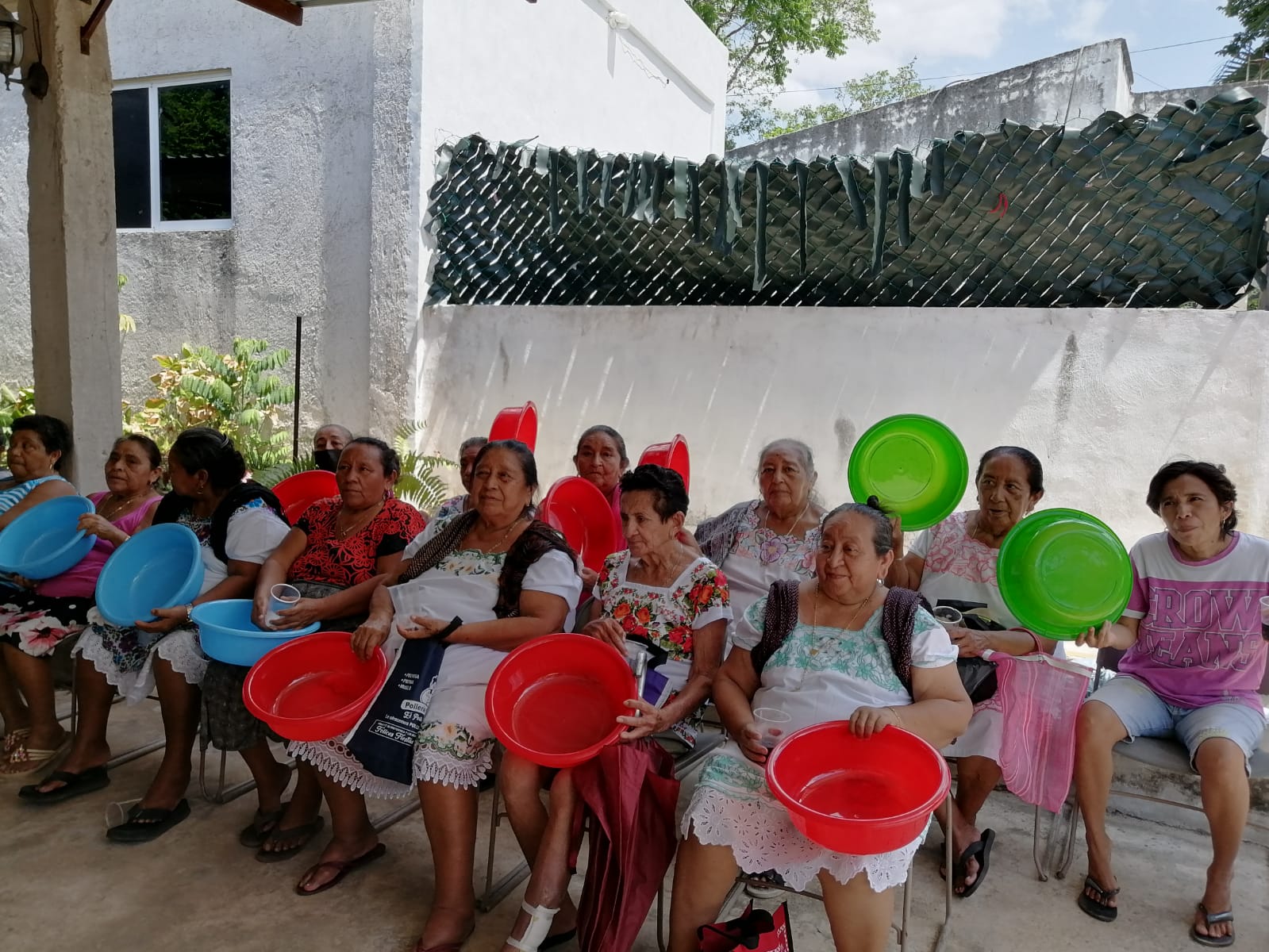 Donación de palanganas a las mujeres de la casa.