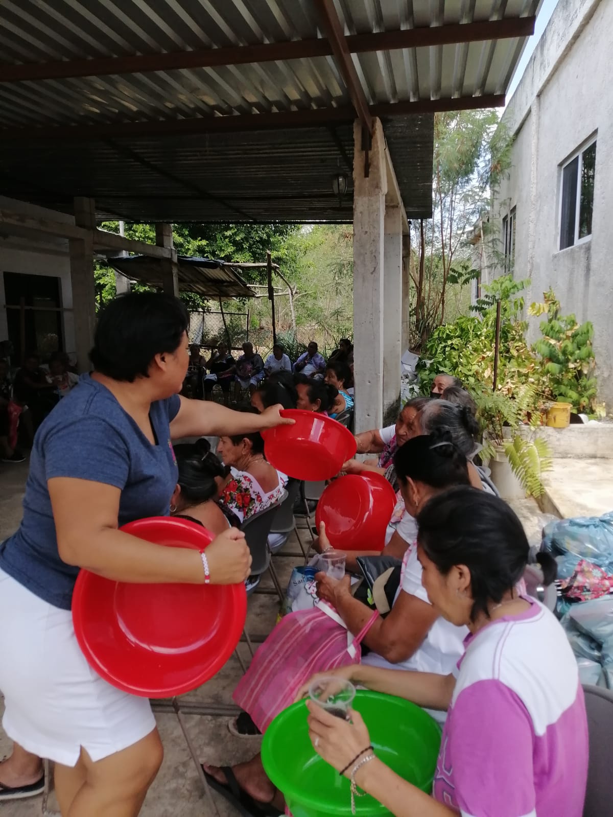 Donación de palanganas a las mujeres más luchonas.